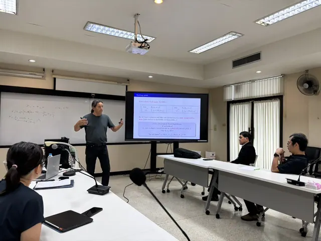 ภาพ 2: Prof. Dr. Didier Aussel บรรยายพิเศษด้านการหาค่าเหมาะที่สุดสองระดับและเกมผู้นำ-ผู้ตามหลายราย