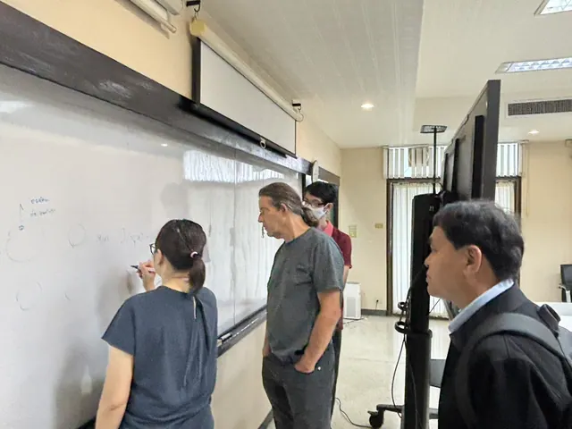 ภาพ 3: Prof. Dr. Didier Aussel บรรยายพิเศษด้านการหาค่าเหมาะที่สุดสองระดับและเกมผู้นำ-ผู้ตามหลายราย