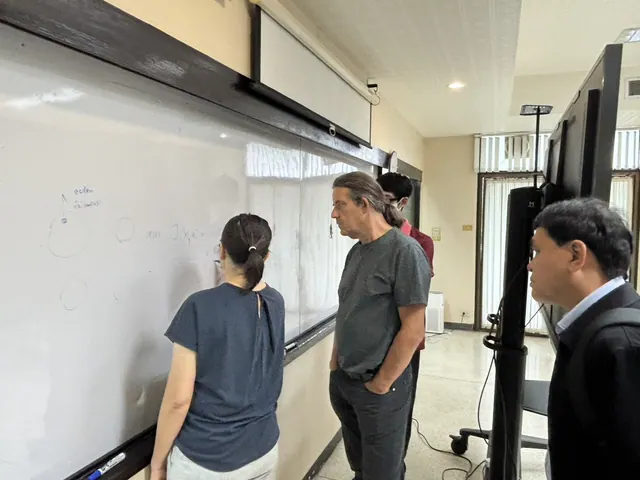 ภาพ 4: Prof. Dr. Didier Aussel บรรยายพิเศษด้านการหาค่าเหมาะที่สุดสองระดับและเกมผู้นำ-ผู้ตามหลายราย