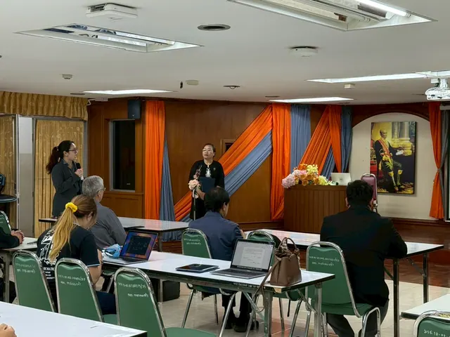 Photo 6: Special Talk: High-Quality Research for International Publication at CRRU