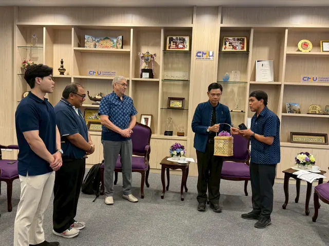 Photo 2: Prof. Dr. Vasile Berinde Meets the President of Chiang Mai University