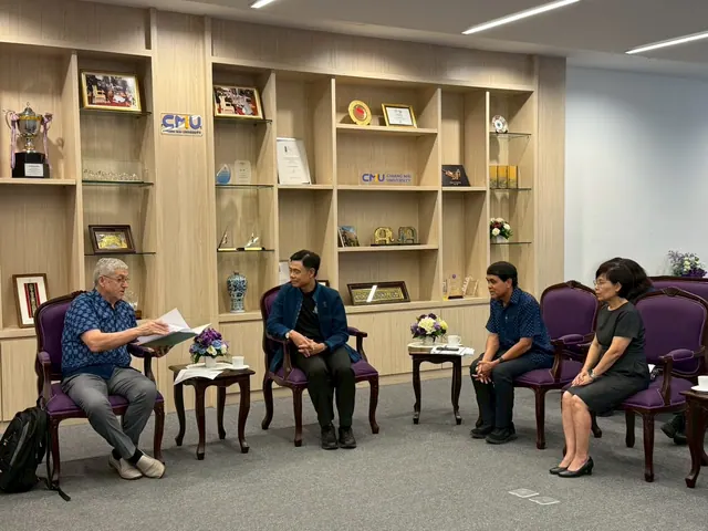 Photo 4: Prof. Dr. Vasile Berinde Meets the President of Chiang Mai University