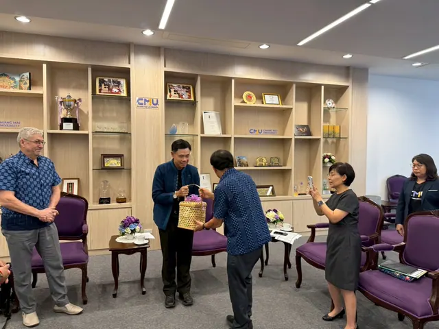 Photo 5: Prof. Dr. Vasile Berinde Meets the President of Chiang Mai University
