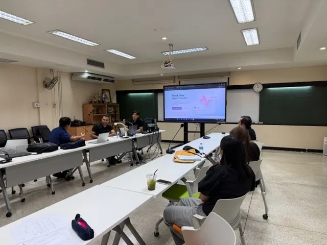 ภาพ 3: Prof. Mehmet Yavuz (ตุรกี) เสวนาวิชาการและสร้างเครือข่ายวิจัยด้านการหาค่าเหมาะที่สุดสำหรับการทำนายข้อมูลขนาดใหญ่