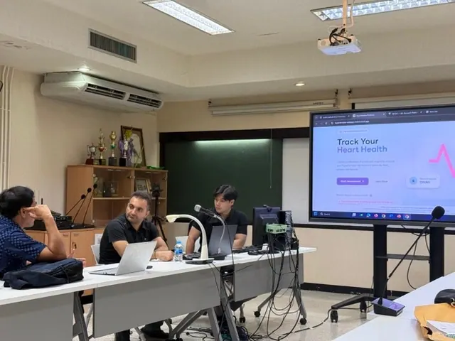 ภาพ 4: Prof. Mehmet Yavuz (ตุรกี) เสวนาวิชาการและสร้างเครือข่ายวิจัยด้านการหาค่าเหมาะที่สุดสำหรับการทำนายข้อมูลขนาดใหญ่